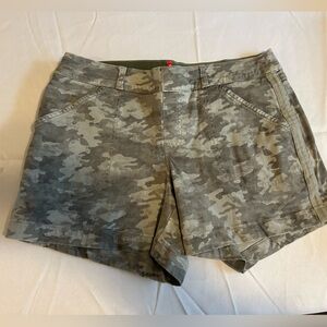 Spanx Women’s Stretch Twill 5” Shorts Stonewashed Green Camo Size Large.